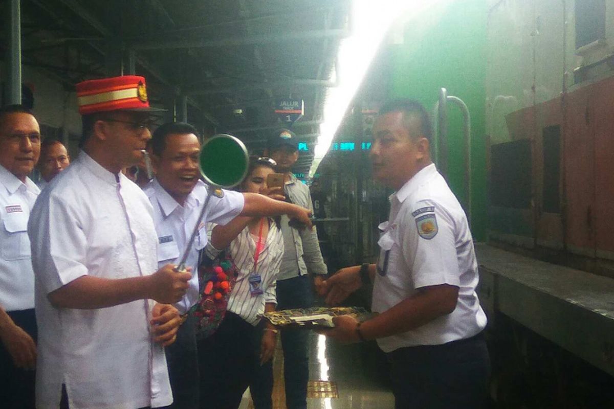 Gubernur terpilih DKI Jakarta Anies Baswedan melepas keberangkatan KA Gumarang di Stasiun Senen, Jumat (23/6/2017) sore. 