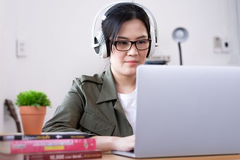 Bekerja Sambil Mendengarkan Musik, Bikin Produktivitas Naik? 