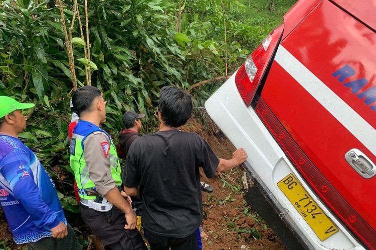 Bus Ranau Indah yang masuk jurang di Kabupaten Lampung Barat, Rabu (3/7/2024). Sebelumnya bus menabrak sepeda motor lalu terjun ke jurang sedalam 50 meter di lokasi.