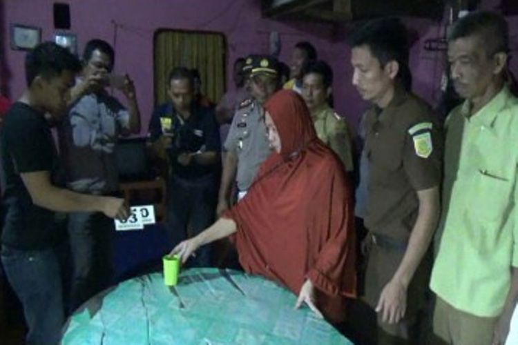 Seorang istri bersama dua anaknya yang terlibat melakukan pembunuhan berencana terhadap suaminya sendiri, Abdul Waris (60) di Polewali Mandar, Sulawesi Barat, menjalani rekostruksi, Jumat (18/8/2017).