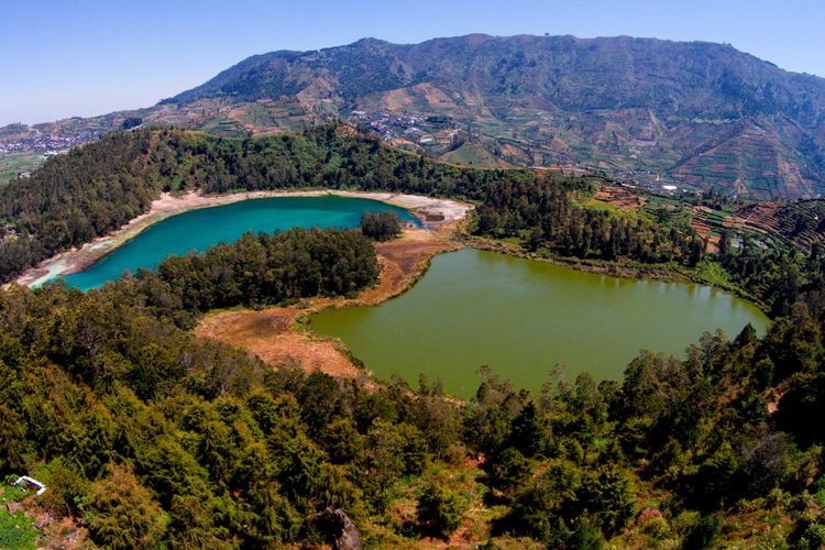 Telaga Warna dilihat dari Batu Ratapan Angin di Dataran Tinggi Dieng, Wonosobo, Jawa Tengah, Minggu (2/11/2014). 