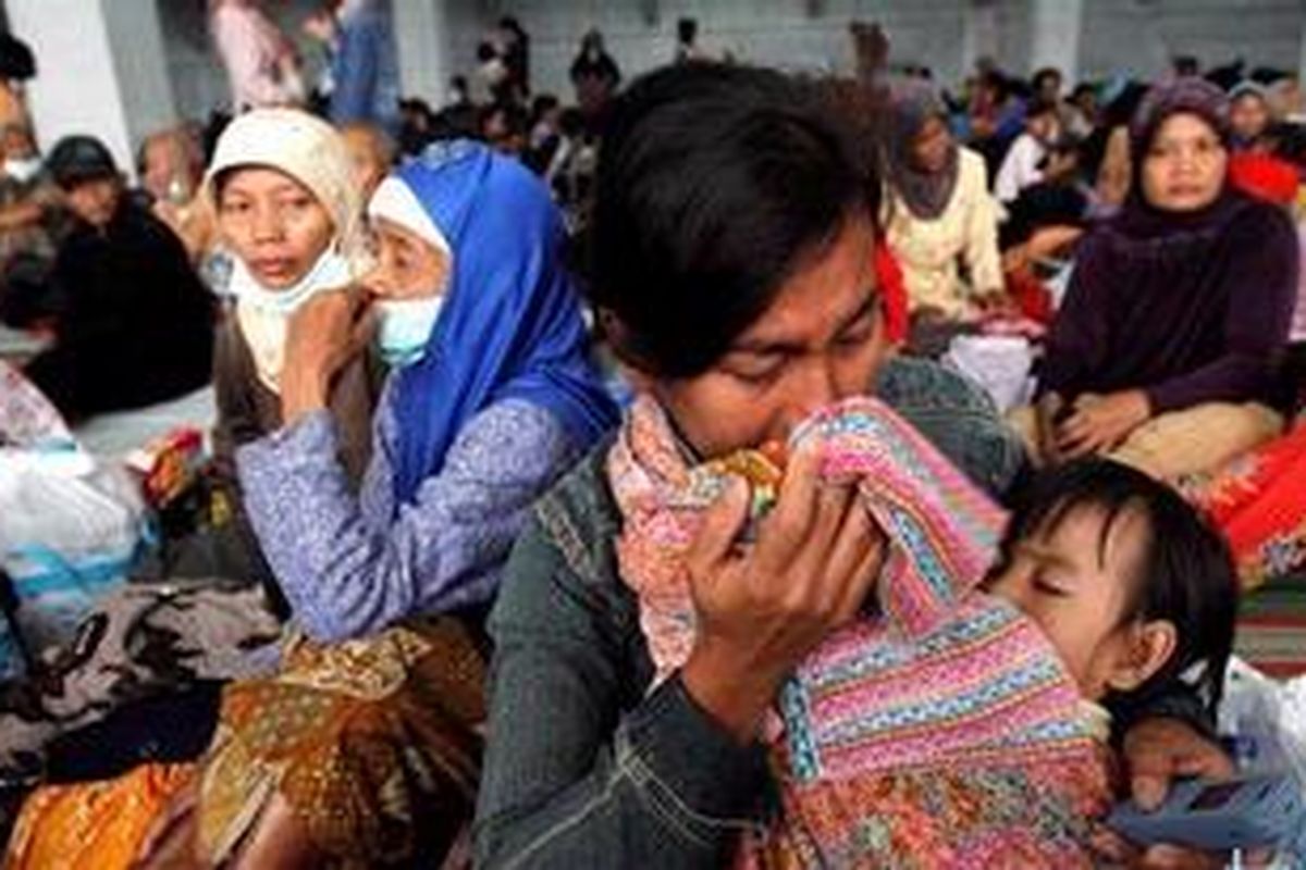 Warga korban letusan Gunung Merapi tak kuasa menahan haru pascaletusan Gunung Merapi di posko pengungsian Stadion Maguwoharjo, Sleman, Yogyakarta, Jumat (5/11/2010). Letusan Gunung Merapi yang terjadi pagi dini hari tadi mengakibatkan sedikitnya 54 orang tewas, 66 orang luka-luka terkena semburan awan panas dan 30.000 warga mengungsi. 