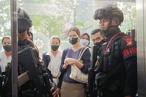 Hasnaeni “Wanita Emas” Dikawal Brimob Saat Hendak Hadiri Sidang PK