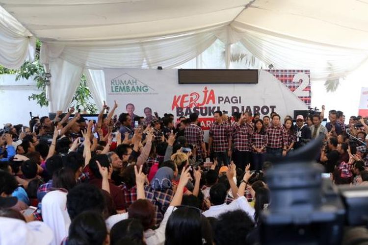 Suasana saat Gubernur dan Wakil Gubernur DKI, Basuki Tjahaja Purnama dan Djarot Saiful Hidayat, memberikan keterangan di Rumah Lembang, Jakarta, Rabu, (15/2/2017). Pendukung memadati posko pemenangan paslon nomor 2 Basuki Tjahaja Purnama - Djarot Saiful Hidayat di Rumah Lembang 