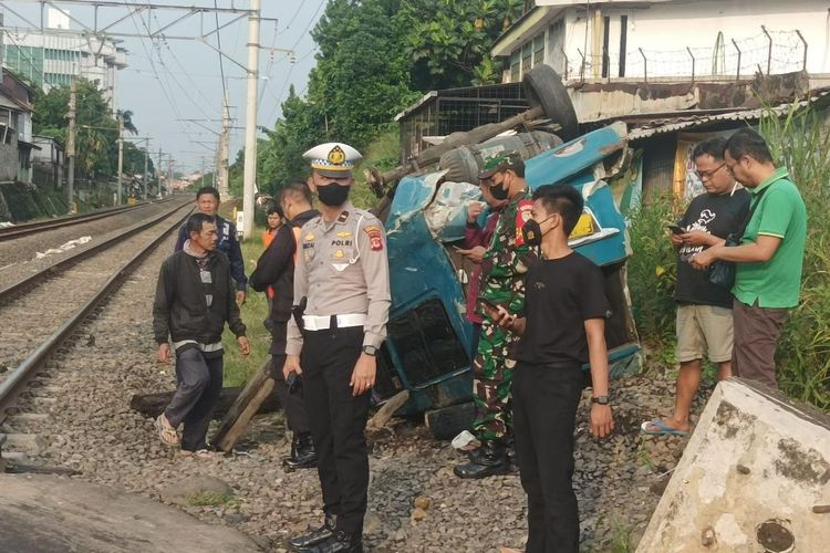 Sebuah angkot tertabrak KRL di Kota Bogor, Selasa (30/8/2022). 