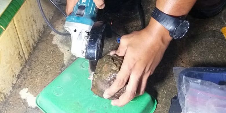 Peneliti Itera Lampung mengambil sampel batu meteorit di Lampung Tengah, Jumat (29/1/2021) malam. Peneliti memastikan batu itu adalah pecahan meteorit. 
