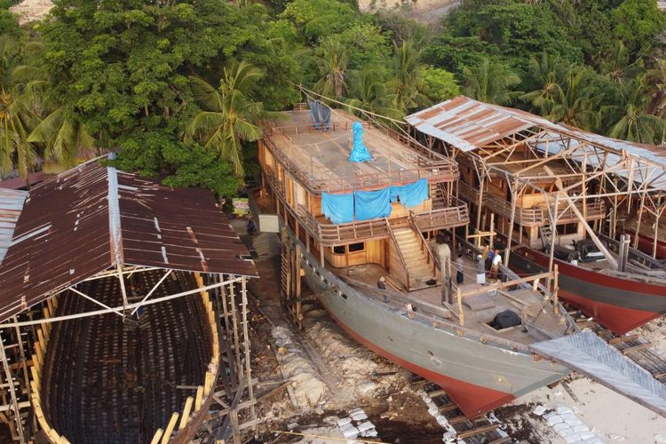 Ilustrasi pembuatan kapal Pinisi. Lokasi pembuatan kapal Pinisi bisa ditemui di Desa Tana Beru, Kecamatan Bonto Bahari, Kabupaten Bulukumba, Sulawesi Selatan.
