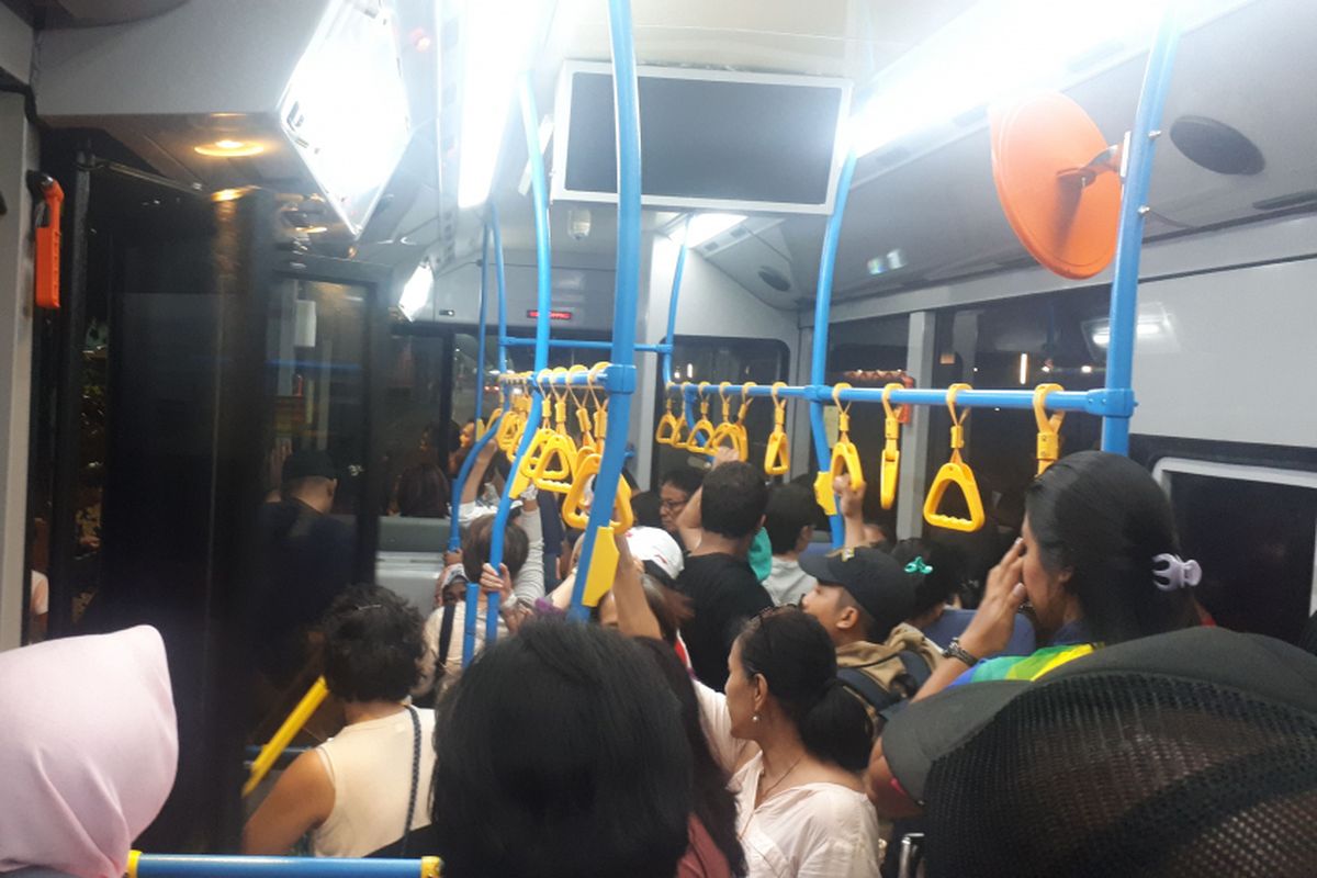 Beberapa shuttle bus terlihat penuh oleh penonton sehingga sebagian besar dari penonton harus rela berdiri. Foto diambil di kompleks Gelora Bung Karno, Kamis (11/10/2018).