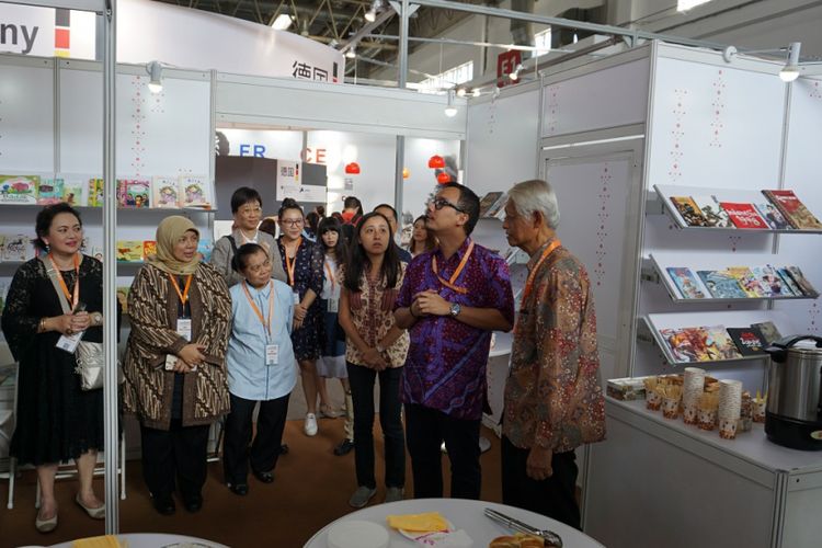 Erlan Primansyah (dua dari kanan), perwakilan dari Komite Buku Nasional, memberi kata sambutan kepada pengunjung acara Happy Hour di stan Indonesia pada ajang di Beijing International Book Fair 2017, Kamis (24/8/2017).