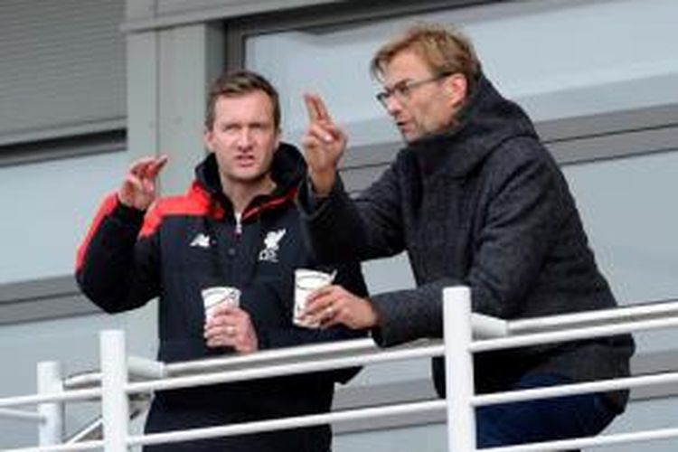 Direktur Akademi Liverpool, Alex Inglethorpe (kiri), dan Manajer Juergen Klopp, menyaksikan pertandingan antara Liverpool U-18 dan Stoke City U18, Sabtu (10/10/2015).