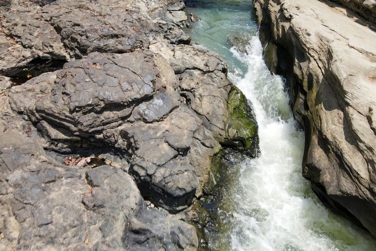 Kenampakan Lava Bantal Berbah yang berada di Daerah Istimewa Yogyakarta. 