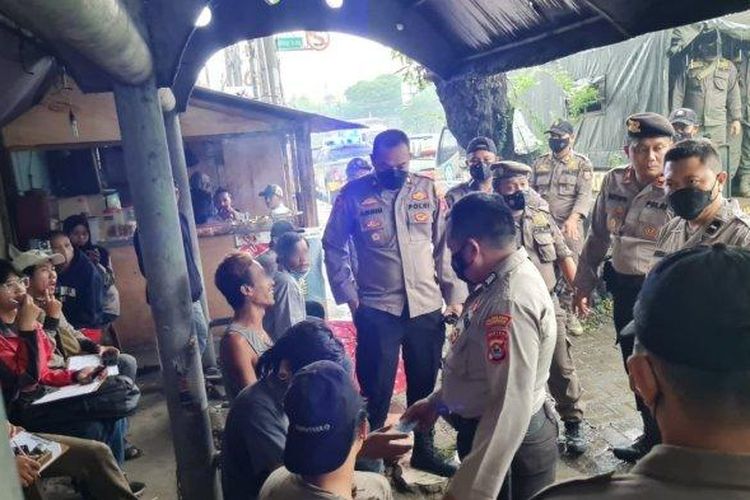 Petugas Polresta Tangerang mengamankan sejumlah orang dalam Operasi Premanisme di wilayahnya karena sudah meresahkan masyarakat, pada Sabtu (27/8/2022). 