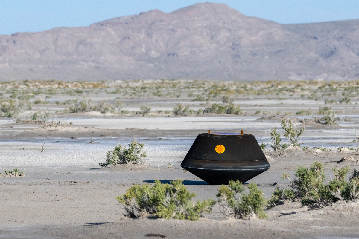 Kapsul dari pesawat OSIRIS-REx yang membawa sampel asteroid Bennu ke Bumi.