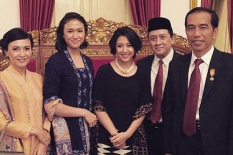 Sherina (tengah) beserta keluarganya, termasuk sang ayah, Triawan Munaf (kedua dari kanan), berfoto bersama Presiden Joko Widodo (paling kanan) sesudah pelantikan Triawan menjadi Kepala Badan Ekonomi Kreatif, di Aula Istana Negara, Jakarta, Senin (26/1/2015).