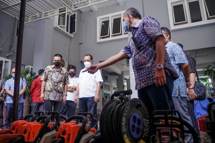 Wakil Wali Kota Surabaya Armuji saat mengecek kesiapan personil penanggulangan bencana di kantor BPB Linmas Kota Surabaya, Kamis (4/11/2021).