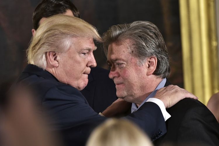 Presiden AS Donald Trump dan penasihat seniornya, Steve Bannon.