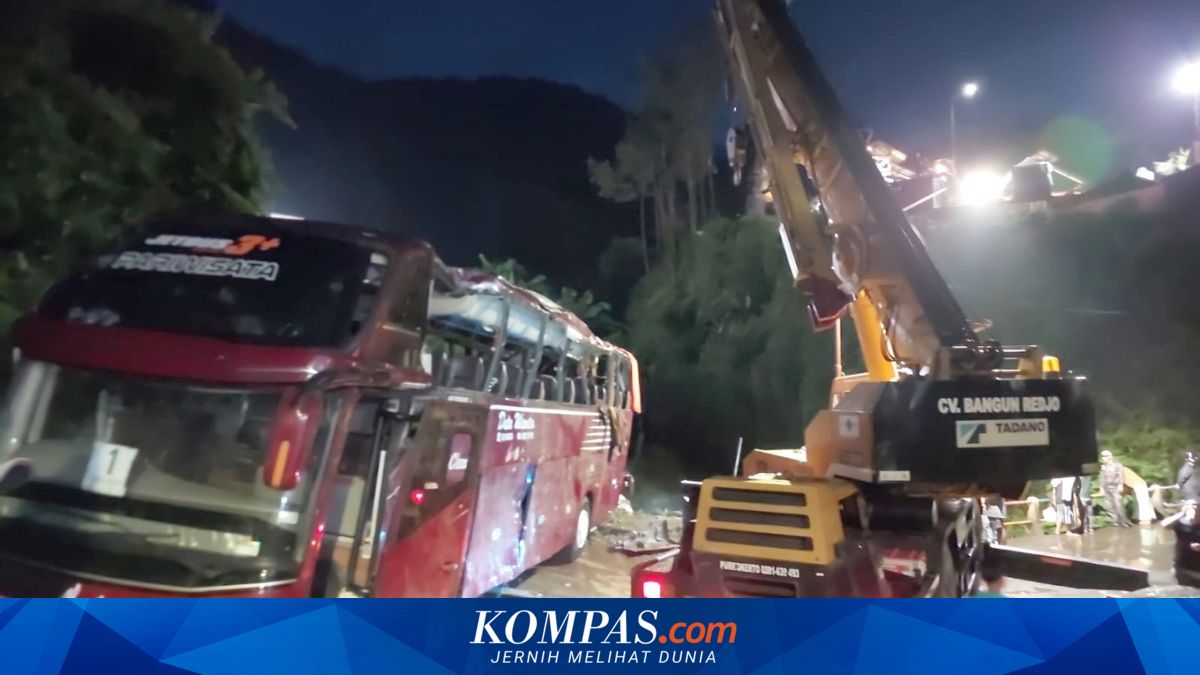 Penumpang di Belakang Kemudi Bus yang Jatuh di Sungai Guci Tegal Duga ...