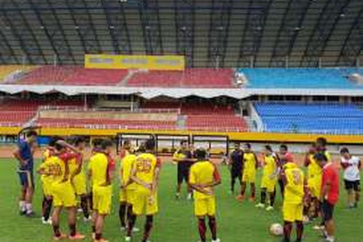 Pelatih Sriwijaya FC, Widodo Cahyono Putro, memberikan arahan kepada pemain dalam latihan perdana pada Rabu (23/11/2016) sore.