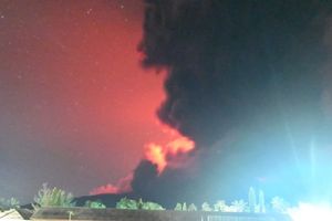 Gunung Lewotobi Laki-laki Berubah Bentuk Usai Erupsi Dahsyat, Aktivitas Masih Tinggi