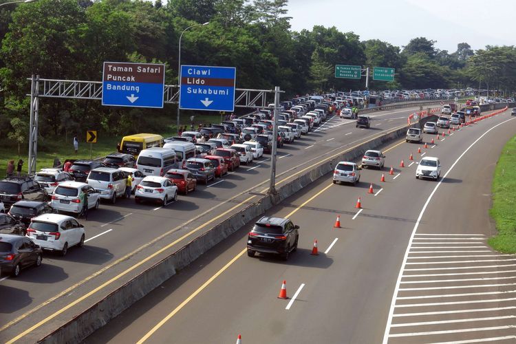 Antrean kendaraan di Tol Jagorawi menuju kawasan wisata Puncak, Ciawi, Kabupaten Bogor, Jawa Barat, Rabu (4/5/2022). Pada H+1 Lebaran kawasan Puncak Bogor mulai dipadati wisatawan, dan Polres Bogor memberlakukan rekayasa lalu lintas secara situasional sistem satu arah dan sistem lawan arah (contraflow) di Tol Jagorawi.