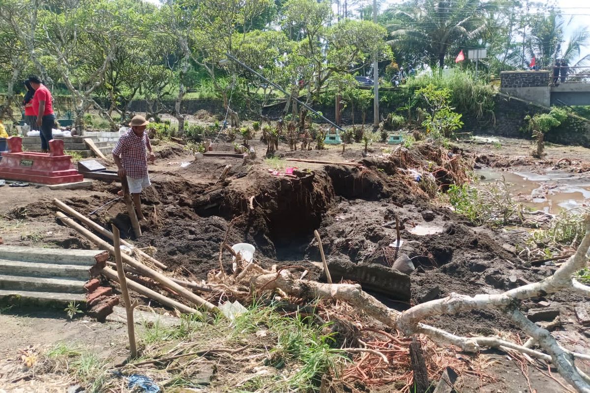Banjir bandang terjang kawasan pemakaman di Banyuwangi.