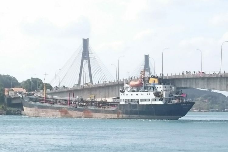 Pasca ditabrak Kapal Tangker MT Eastern Glory yang sedang labuh jangkar di Perairan pulau Akar Barelang, Jembatan II Barelang mengalami kerusakan.  Bahkan ada beberapa titik yang dinyatakan kerusakannya cukup parah.