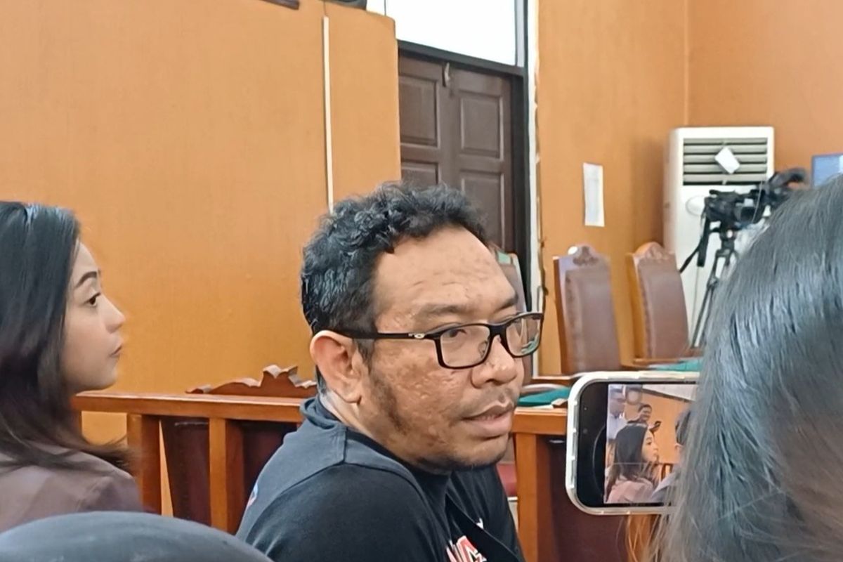 Ayah D (17) Jonathan Latumahina saat ditemui di ruang Pengadilan Negeri Jakarta Selatan, Kamis (7/9/2023). 