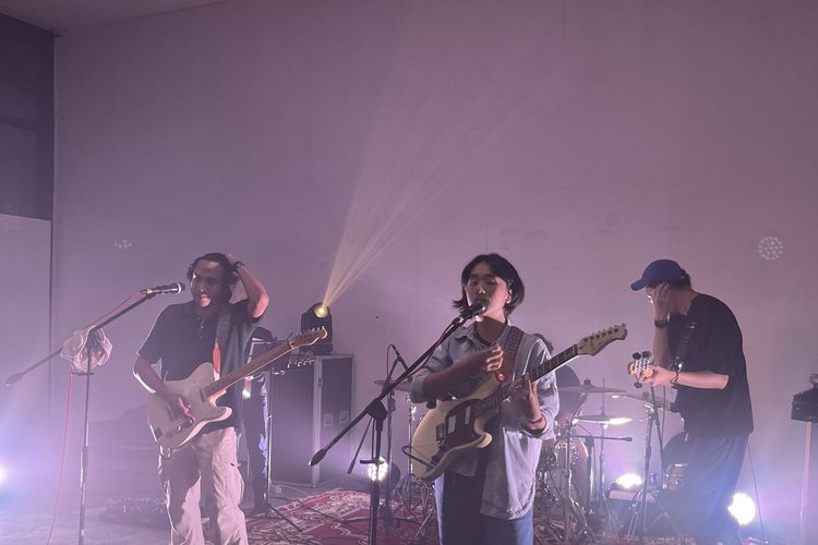 Menikmati konser tak hanya menghibur, tapi juga menurunkan stres, memicu kebahagiaan, dan meningkatkan koneksi sosial dengan orang lain.
