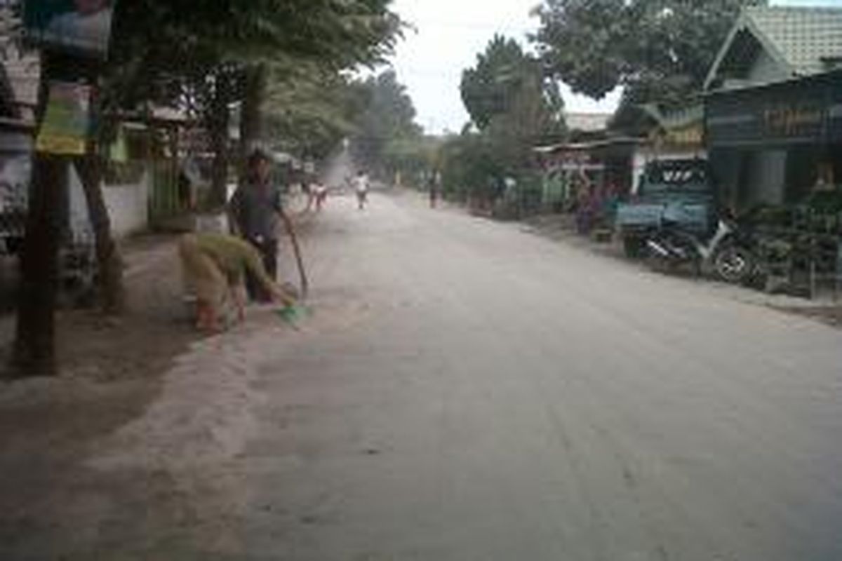 Warga Kediri mengumpulkan pasir hasil erupsi Gunung Kelud, Jumat (14/2/2014).