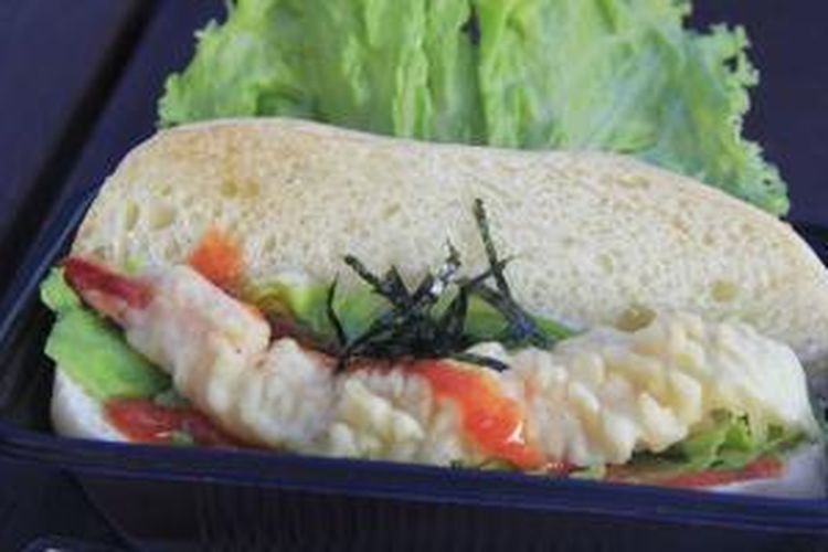 Tempura Sandwich di Foodstop dengan isi tempura, nasi, mayonaise, saus sambal dan nori.