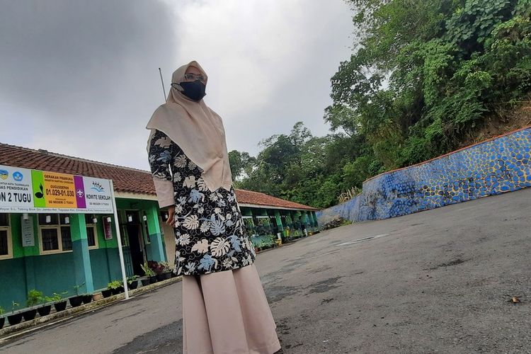 Foto-foto sekolah SD di Kota Tasikmalaya, Jawa Barat, tak punya alses jalan masuk akibat ditutup benteng 3 meter pemilik lahan di depannya dan terpaksa lewati sawah, kuburan dan tebing tinggi bekas Galian C saat diberlakukan PTM Terbatas, Selasa (31/8/2021).