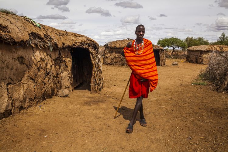 Pria Maasai di dekat gubuknya