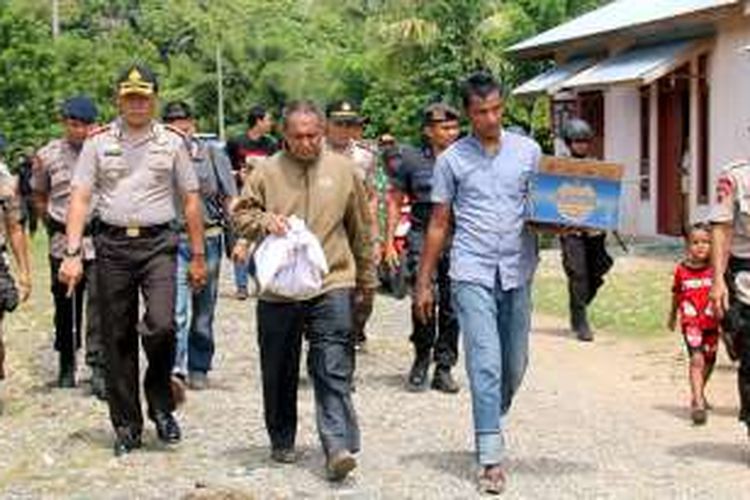 Keluarga Bawa Pulang Kerangka Anggota Brimob Korban