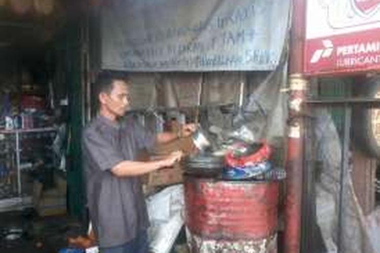 Hasanuddin, pemilik bengkel Jemaja Motor Jl Hertasning Baru yang meluncurkan program service gratis atau ganti oli gratis asalkan pemiliknya mengaji selama 1 jam.