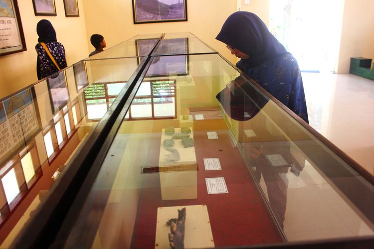 Salah satu pengunjung Museum Trinil melihat koleksi fosil tulang hewan purba. Meski libur lebaran usai, pengunjung museum Trinil di Kabupaten Ngawi Jawa Timur masih membludak karena sekolah masih libur hingga sepekan kedepan.