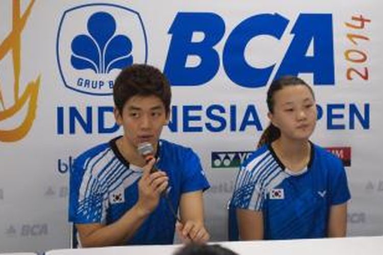 Ganda campuran Korea, Lee Yong-dae (kiri)/Shin Seung-chan memberikan keterangan pers usai pertandingan babak pertama BCA Indonesia Open Superseries Premier 2014, Selasa (17/6/2014)