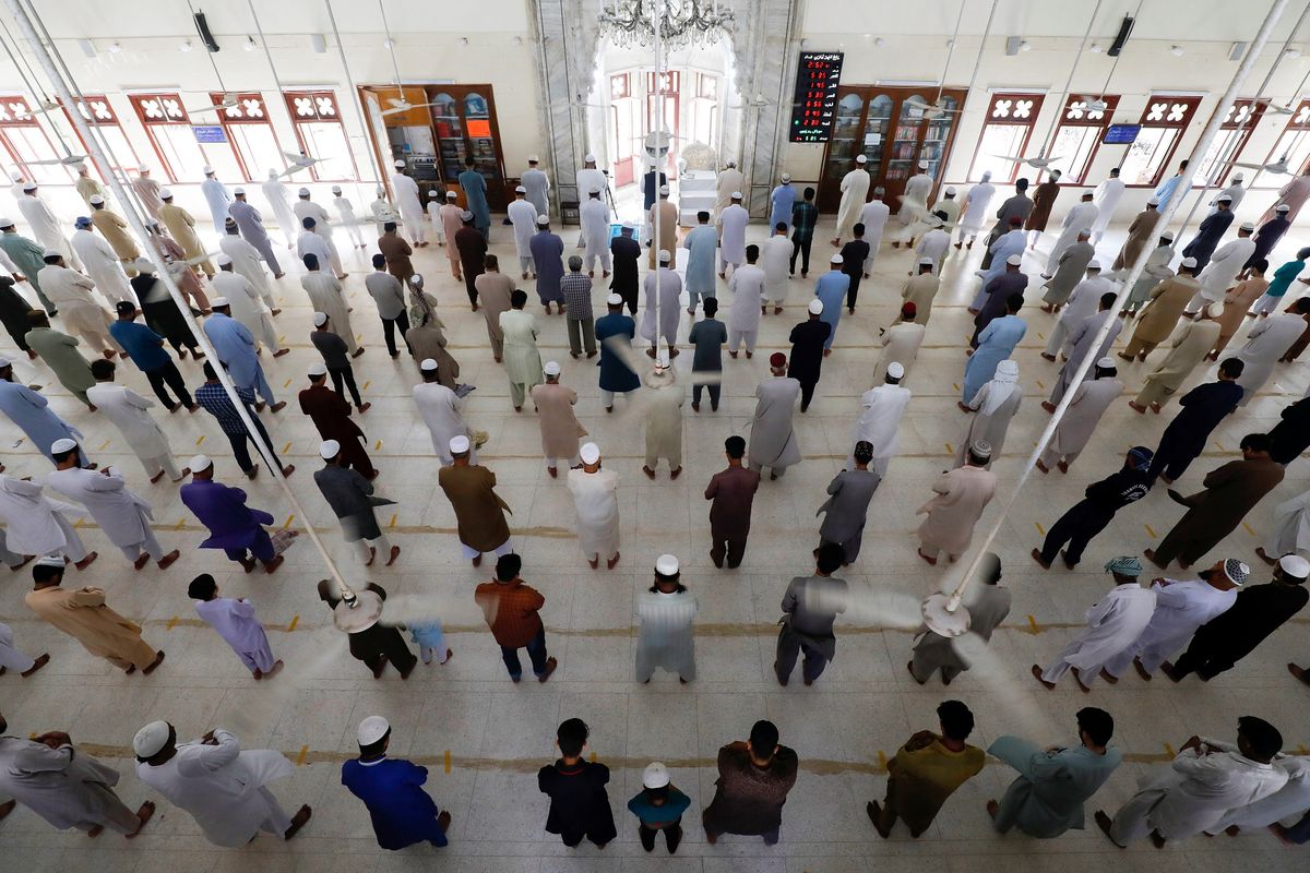 Jemaah menjaga jarak aman saat melakukan shalat Jumat di Karachi, Pakistan. Pemerintah menerapkan batasan shalat berjemaah dan menyerukan warga untuk tetap di rumah, dalam rangka menahan penyebaran virus corona. Foto diambil pada 17 April 2020.