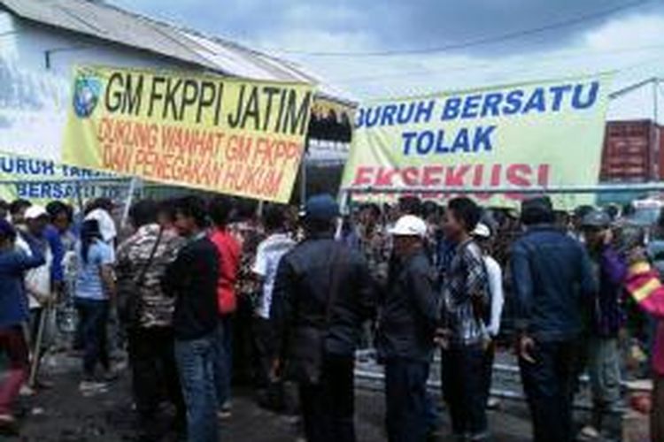 buruh pabrik dan warga sekitar pabrik menolak eksekusi.