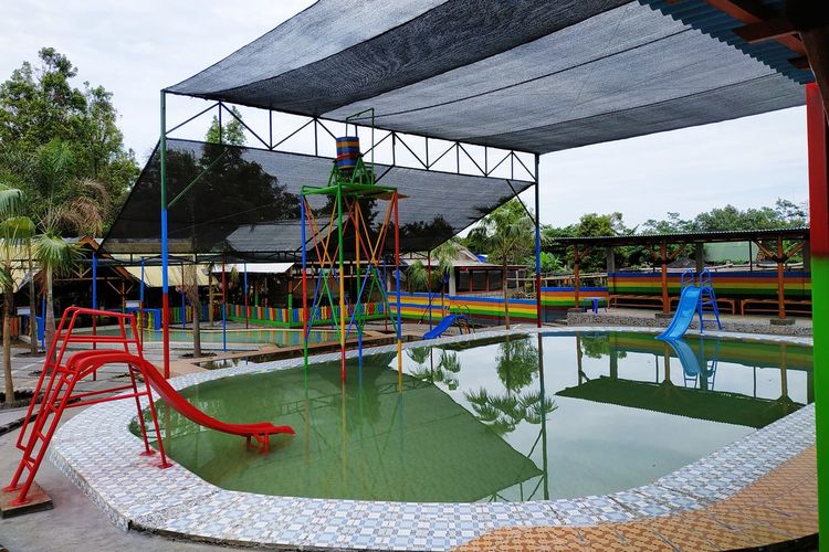 Fasilitas kolam renang di Kampoeng Anggrek Kediri