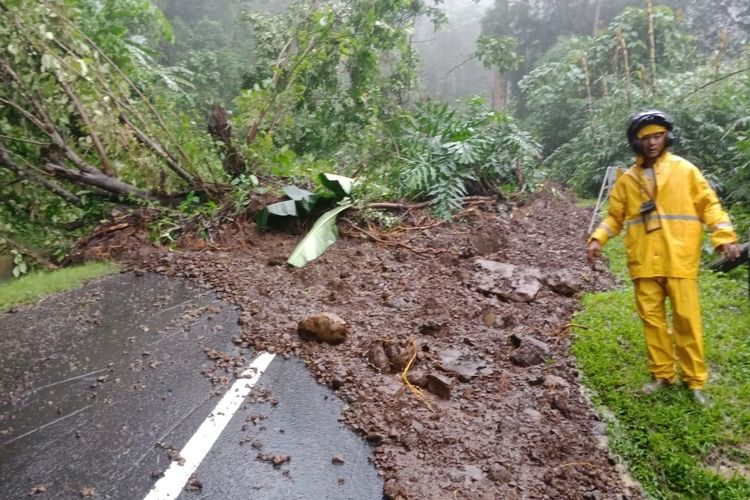 Petugas Unit Reaksi Cepat (URC) Bina Marga mengecek lokasi tanah longsor yang menimbun Jalan Taman Jaya- Ciwaru di Tanjakan Cipeucang, Ciemas, Sukabumi, Jawa Barat, Minggu (16/2/2020).