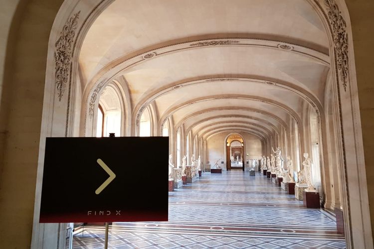 Suasana di museum Louvre, Paris sesaat sebelum peluncuran Oppo Find X, Selasa (18/6/2018).