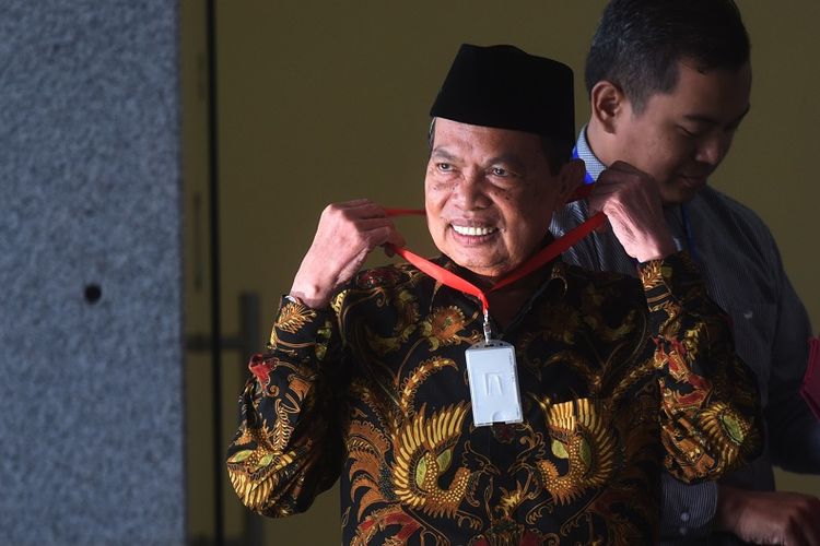 Tersangka kasus suap DPRD Kota Mojokerto Masud Yunus meninggalkan gedung KPK usai menjalani pemeriksaan di Jakarta, Senin (4/12). Walikota Mojokerto itu diperiksa terkait kasus dugaan suap pengalihan anggaran hibah Politeknik Elektronik Negeri Surabaya (PENS) menjadi anggaran program penataan lingkungan pada Dinas PUPR Kota Mojokerto Tahun 2017. ANTARA FOTO/Akbar Nugroho Gumay/ama/17