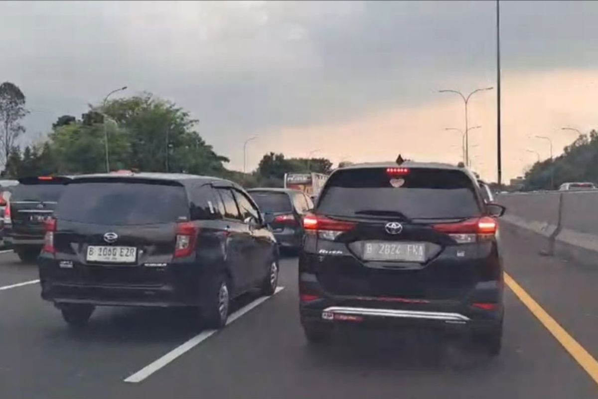 Kepadatan di jalan tol Jakarta - Cikampek Km 66, Minggu (14/4/2024) pukul 16.00 WIB.