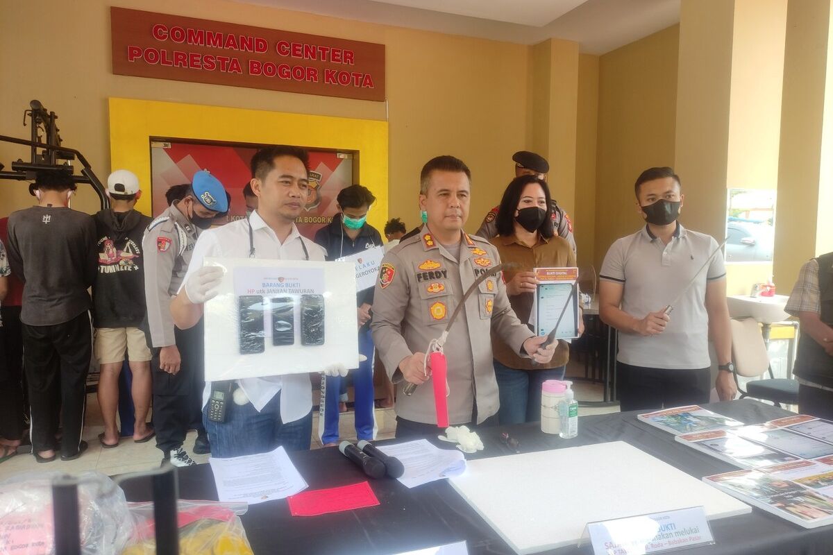 Kepolisian Resor Bogor Kota menggelar rilis pengungkapan kasus tawuran antar kelompok remaja di Kota Bogor yang menewaskan satu orang, di Mapolresta Bogor Kota, Minggu (18/9/2022).