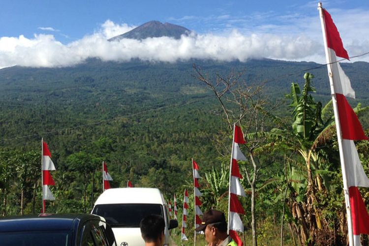 Pemandangan Gunung Slamet dari obyek wisata Bukit Tangkeban di Desa Pulosari, Kecamatan Pulosari, Kabupaten Pemalang, Jawa Tengah, Kamis (28/9/2017). Kini Bukit Tangkeban dikembangkan secara kreatif oleh para pemuda desa untuk menarik wisatawan datang.