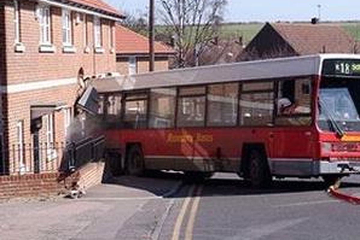 Ilustrasi: Sebuah bus sekolah menabrak rumah.