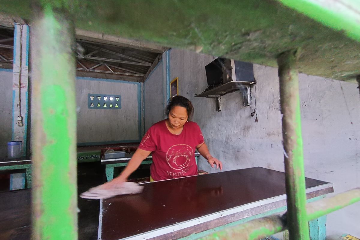 Lestari Situmorang (48) saat membersihkan warungnya di Desa Sibolangit, Kecamatan Sibolangit, Kabupaten Deli Serdang pada Kamis (28/11/2024). 