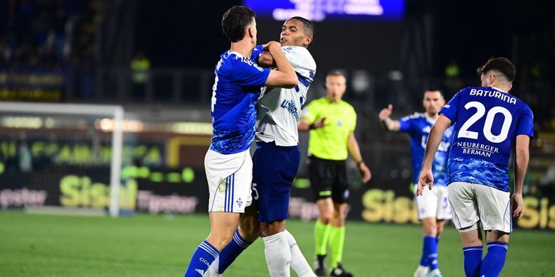 Bek Inter Milan, Manuel Akanji, berdebat dengan bek Como, Jacobo Ramon, pada laga Serie A Italia antara Como dan Inter Milan di Stadion Giuseppe Sinigaglia di Como, pada 12 April 2026.