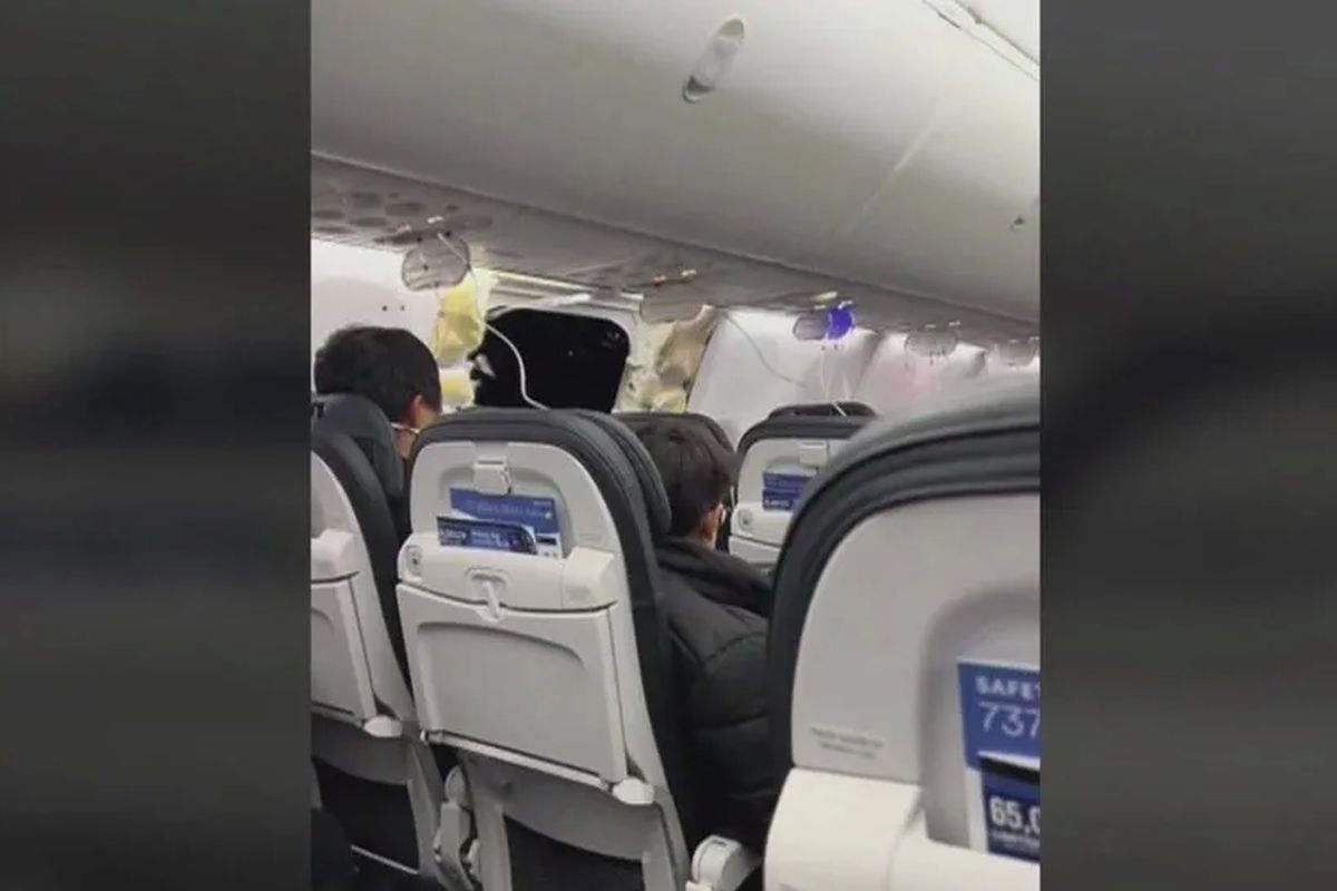 Suasana di dalam pesawat Alaska Airlines saat terjadi insiden bagian badan pesawat meledak di udara pada Jumat (5/1/2024) malam. 