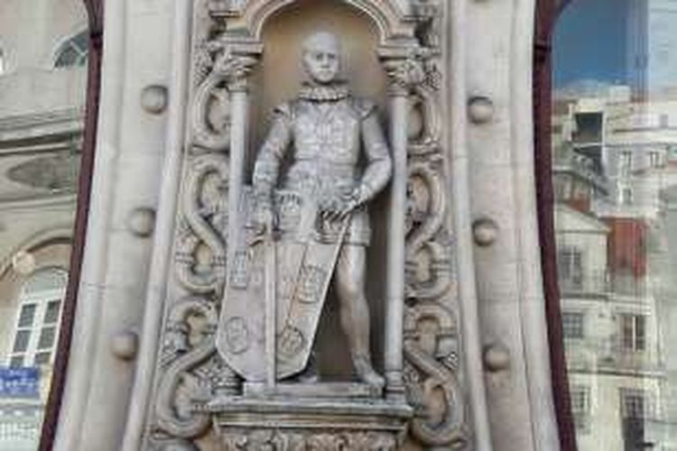 Patung Dom Sebastiao ini sudah berada di pintu masuk stasiun kereta api Rossio, Lisbon selama 126 tahun.